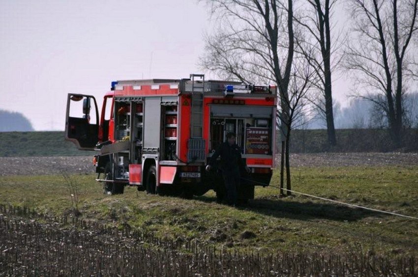 Einsatz BF Koeln Person im Rhein Rheinkassel P14.jpg